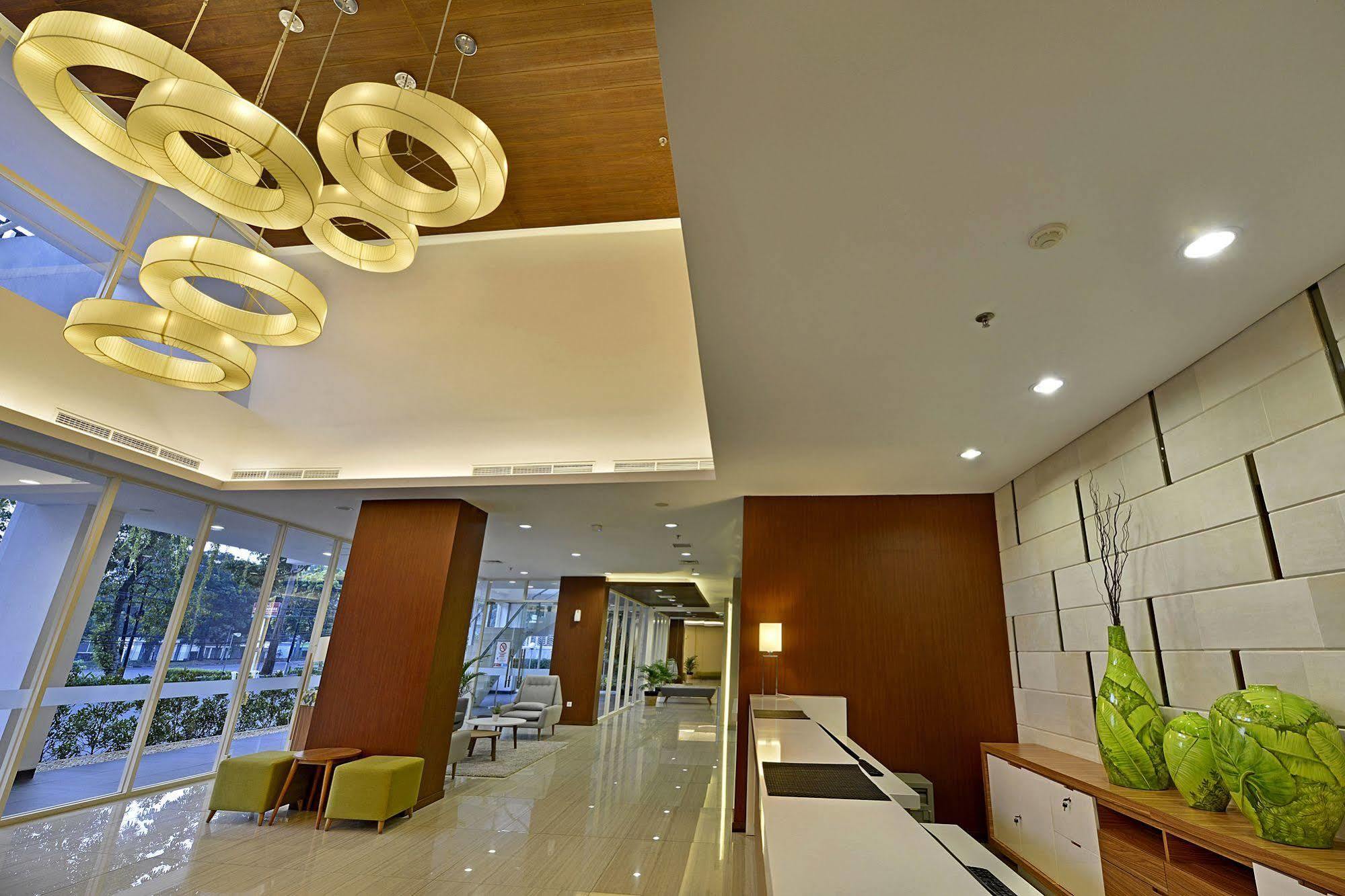 Whiz Prime Hotel Pajajaran Bogor Exterior photo